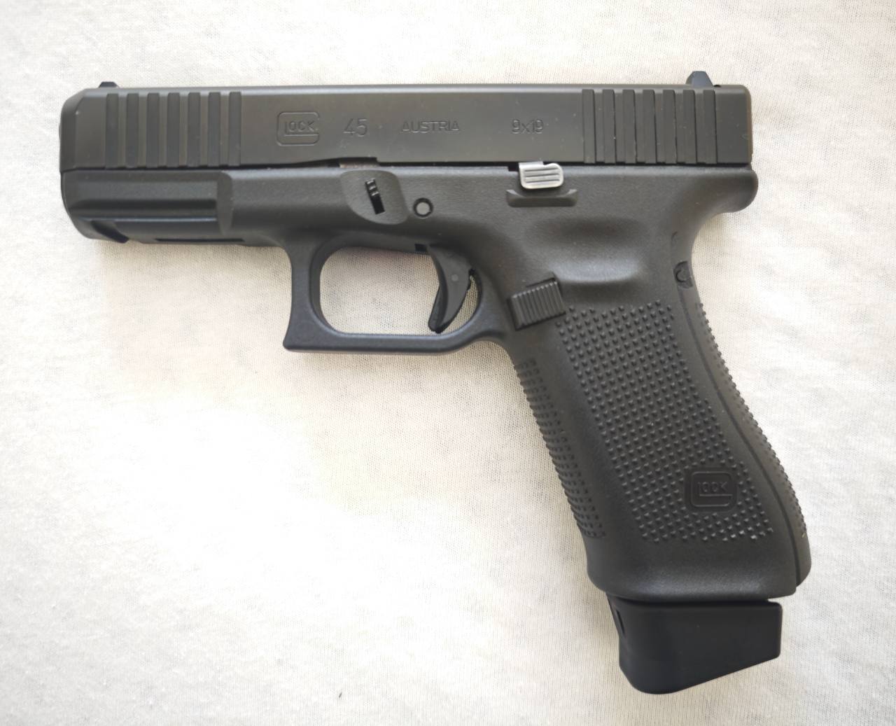 Prodajem pištolj GLOCK 45 cal. 9 mm