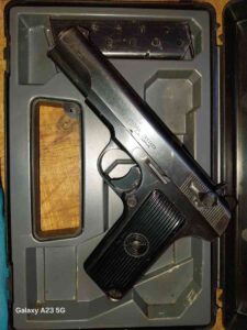Pištolj crvena zastava 9mm para