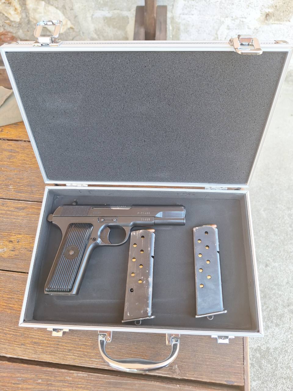 Pištolj CZ M-57