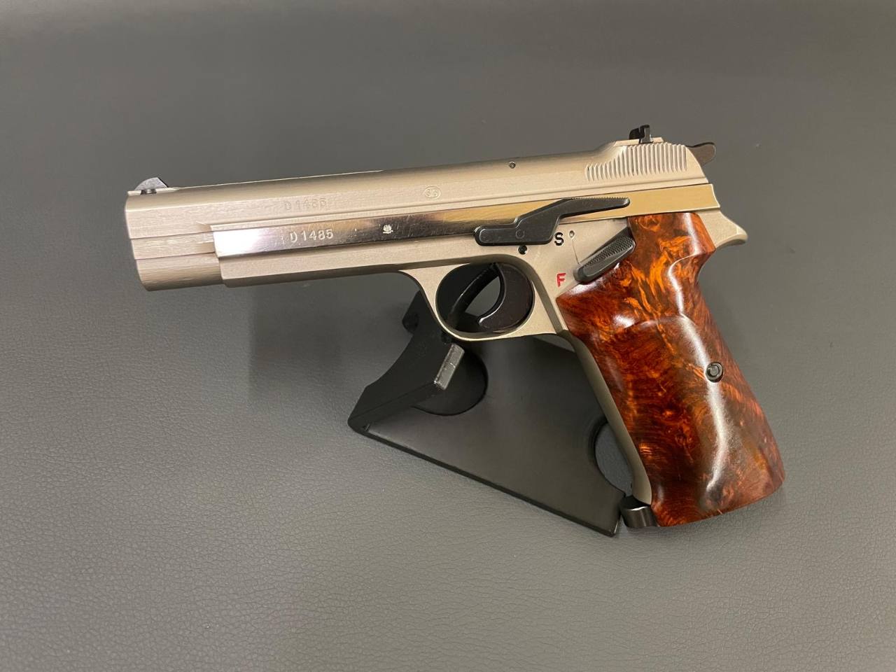 Rabljeni SIG P210-2 Waffen Oschatz Tuning 5″ – kalibar 9×19 mm