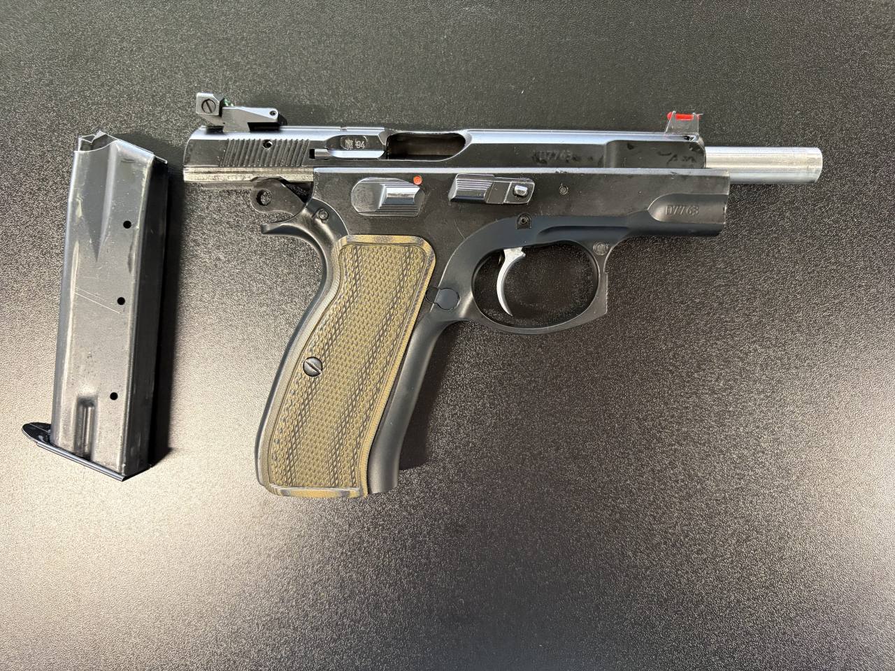 Rabljeni pištolj ČZ M85 B kal.9x19mm