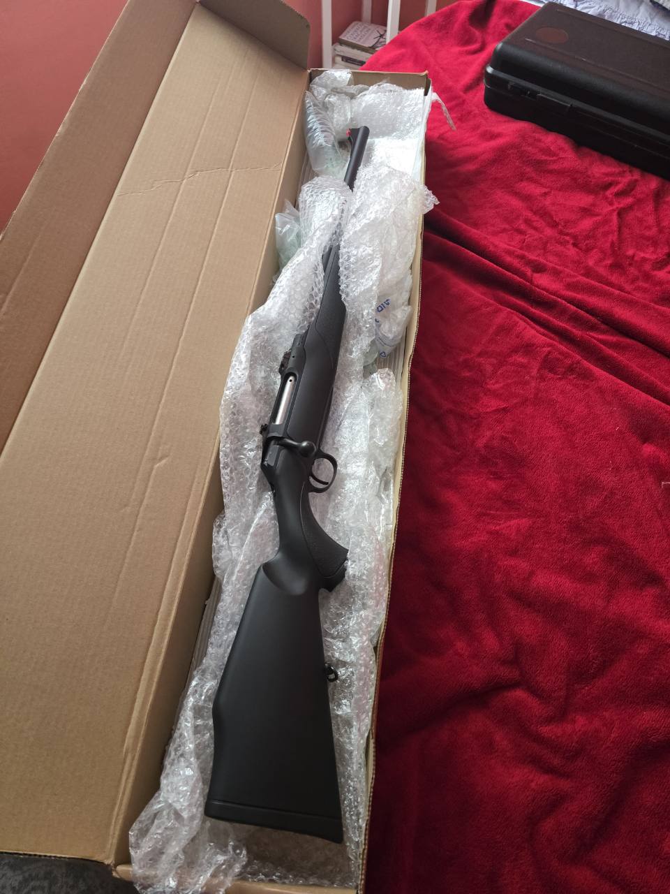 Sauer 202 30-06. Puska je u tvornickom stanju i prodaje se jer je visak. Cijena je sa swenk montazom. 0992929288