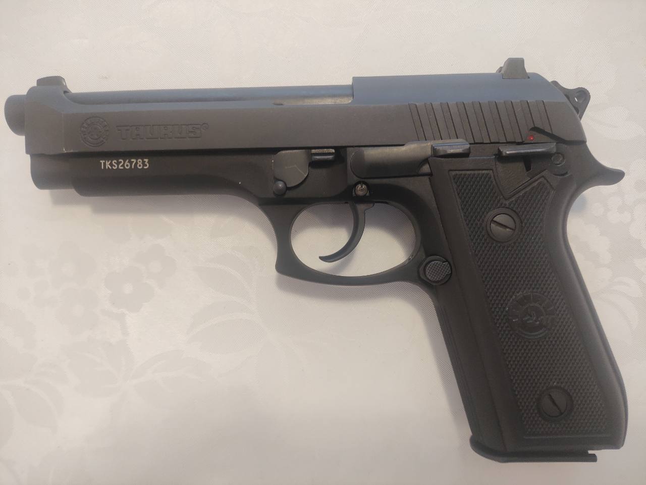Poluautomatski pištolj 9 mm Taurus 92