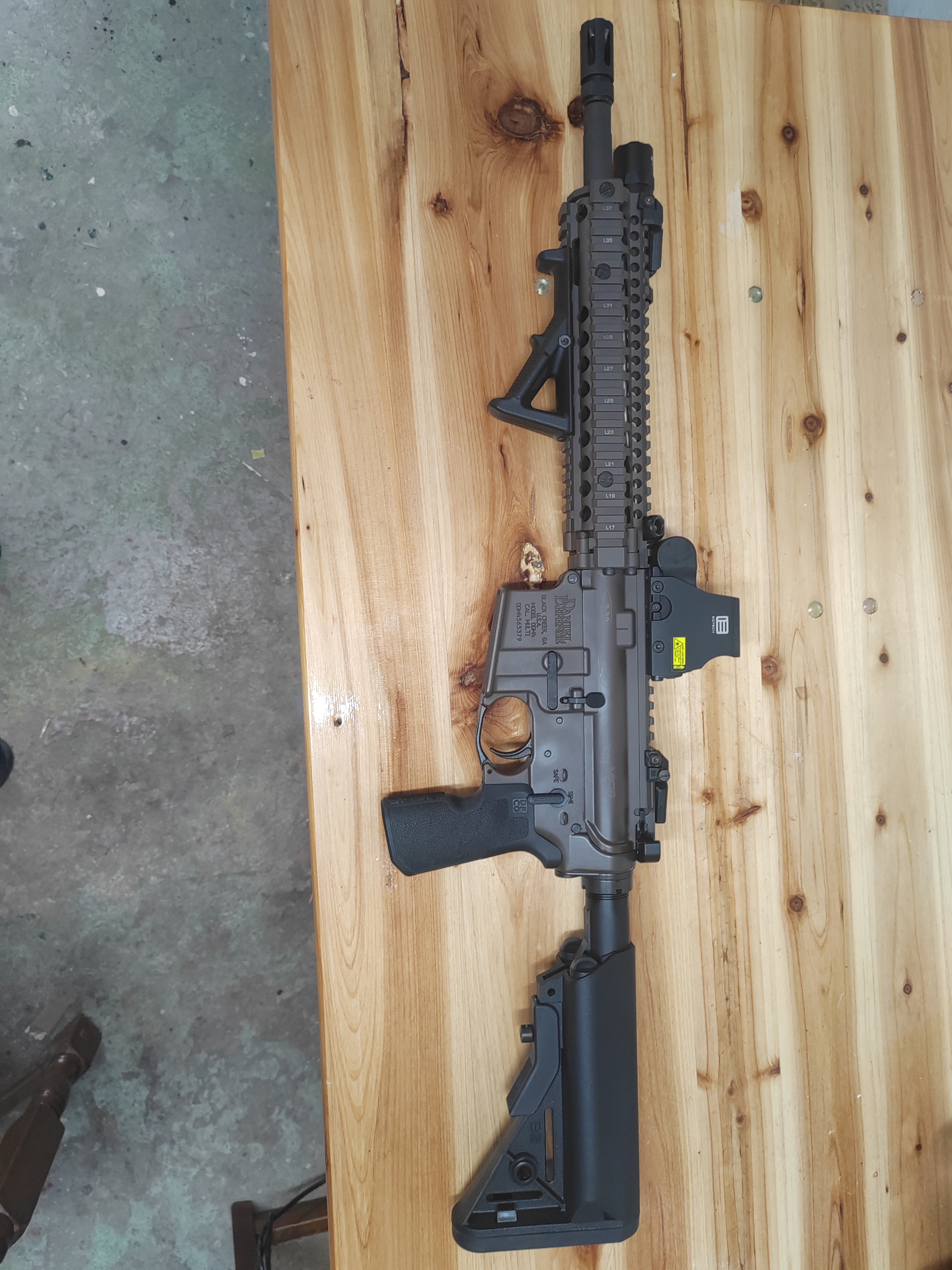 Prodajem DANIEL DEFENSE M4A1 .223 Rem 12″ MIL SPEC