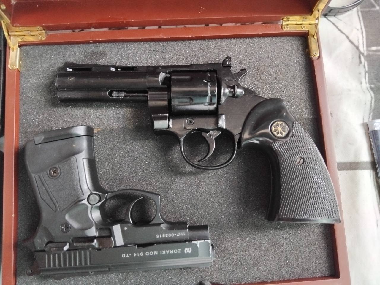 Prodajem dva plinska pistolja