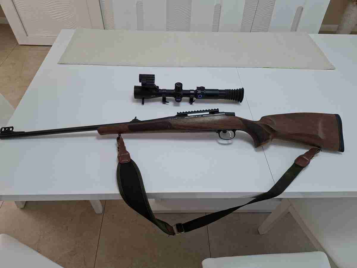 Karabin CZ 557 lux. U kalibru 8×57 JS.