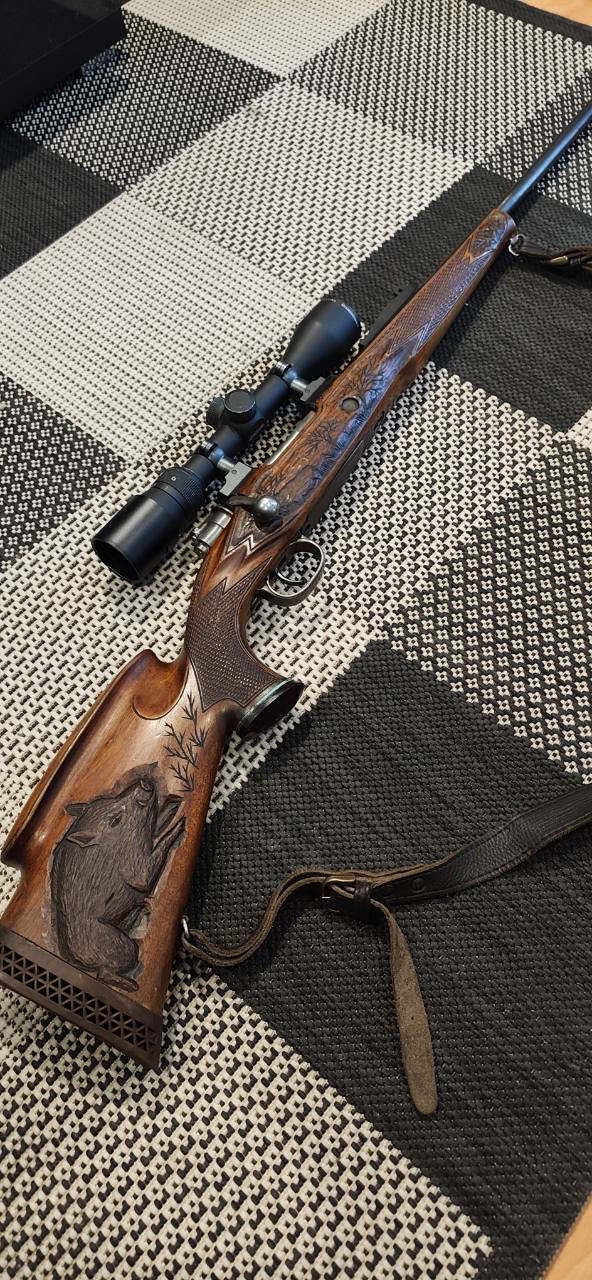 Prodajem karabin 8×57 sa unikatnim kundakom i optikom Vortex 3-9×40 koja se nalazi na pušci i upucana je.