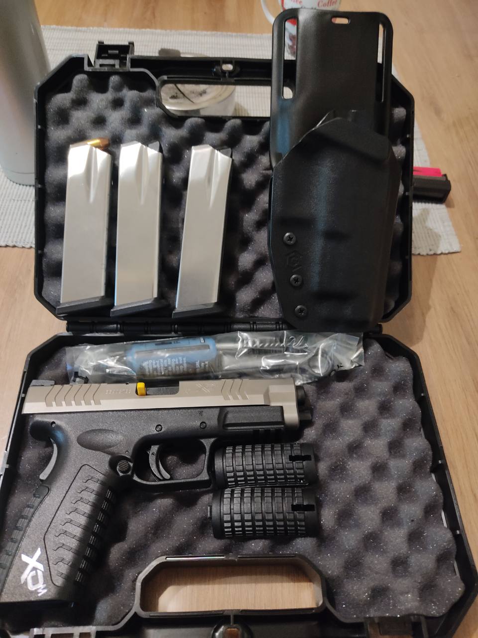 Prodajem HS XDM-a Stainles Steel u .40sw u odličnom stanju