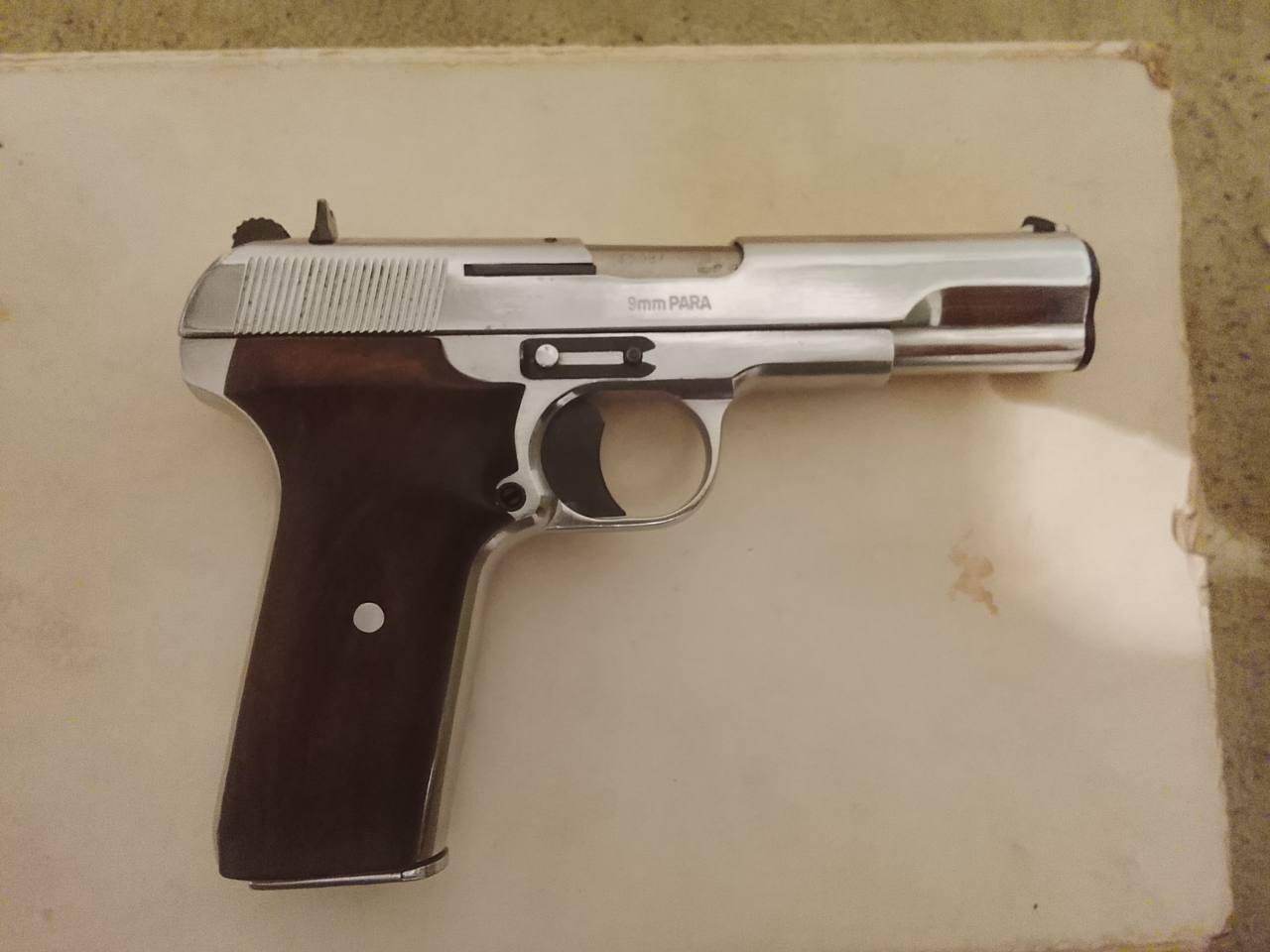Pištolj crvena zastava m70 9×19